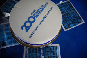 Corte do bolo marca celebração dos 200 anos do Diário de Pernambuco
