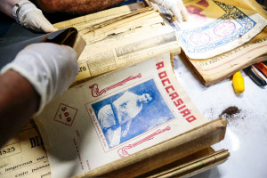 Edição de 100 anos do Diario de Pernambuco estava dentro de cápsula aberta no dia 7 de novembro de 2025