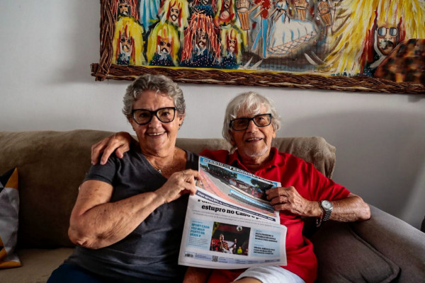 Izabel lê todas as manchetes, principalmente as de Vida Urbana e Economia, para compartilhá-las com o marido; ele, ao pegar o jornal, vai direto para o caderno de Esportes (Crysli Viana/DP Foto)