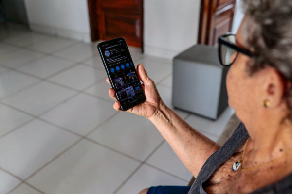 Izabel aprendeu a transitar entre as maneiras de se informar e lê o jornal tanto em sua versão impressa quanto na digital  (Crysli Viana/DP Foto)