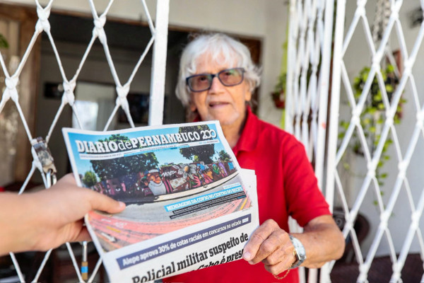 Todos os dias, ás 6h da manhã, eles recebem o jornal do dia. (Crysli Viana/DP Foto)