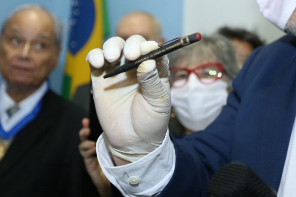 Caneta encontrada dentro da cápsula (Melissa fernandes/DP Foto)