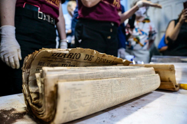 Jornais de 1925 estavam em cápsula aberta em celebração dos 200 anos do Diario (Foto: Cryslli Viana/DP Foto)