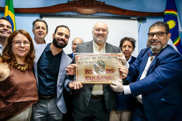 Presidente do Diario de Pernambuco, Carlos Frederico Vital, comemora abertura da cápsula centenária  (Foto: Cryslli Viana/DP Foto)