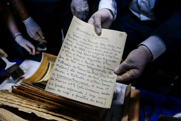 Carta escrita à mão por Narssan Figueiredo estava na cápsula de 100 anos do Diario de Pernambuco (Foto: Cryslli Viana/DP Foto)