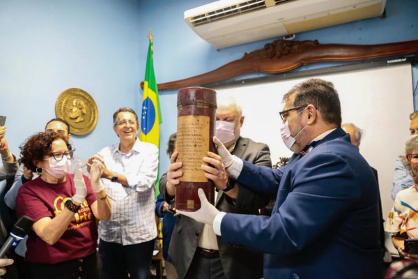 Cápsula centenária do Diario de Pernambuco (Foto: Cryslli Viana/DP Foto)