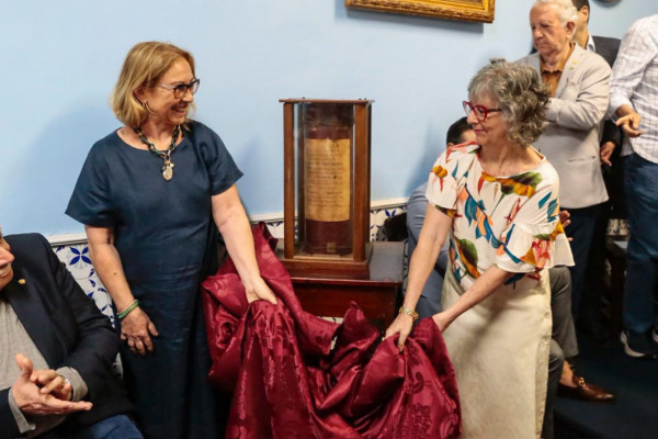 Abertura da cápsula do Diario de Pernambuco  (Foto: Cryslli Viana/DP Foto)