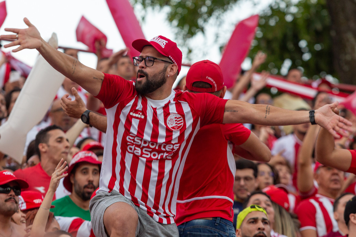 Torcedor do Náutico vibra nos Aflitos (Rafael Vieira/DP)