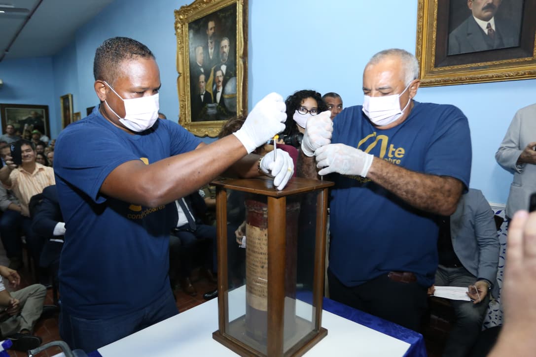 Momento de abertura da cápsula (Melissa fernandes/DP Foto)