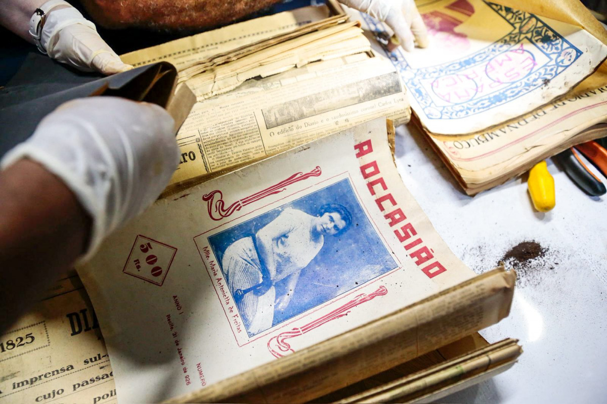 Edição de 100 anos do Diario de Pernambuco estava dentro de cápsula aberta no dia 7 de novembro de 2025/Foto: Cryslli Viana/DP Foto