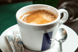 De acordo com a jornalista Janaína Figueiredo, do O Globo, um café está custando em torno de R$ 18 na Blue Zone, área restrita da COP30.