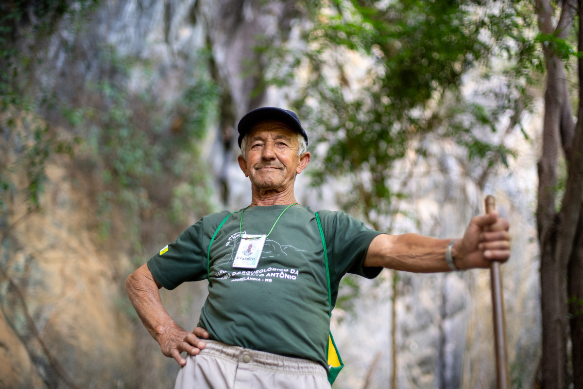 Durante visita ao Parque Arqueológico da Serra de Santo Antônio, fomos guiafos por Evaristo Teixeira Neto, de 78 anos, que há 17 atua como 'guardião' do local ( Bruno Figueiredo / Secult-MG / Codemge)