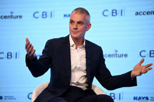 Tim Davie anunciou sua renúncia ao cargo de diretor-geral da BBC após polêmica sobre documentário envolvendo Donald Trump