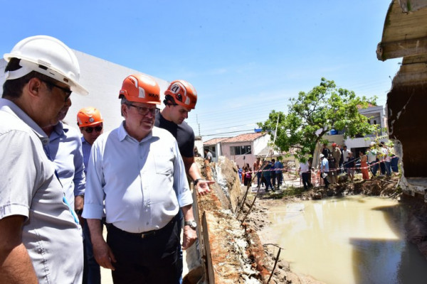 Governador da Paraíba vistoria local de rompimento de reservatório em Campina Grande