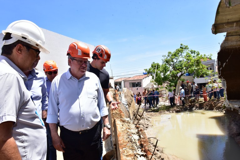 Governador da Paraíba vistoria local de rompimento de reservatório em Campina Grande/Júlio Cezar PeresDivulgação