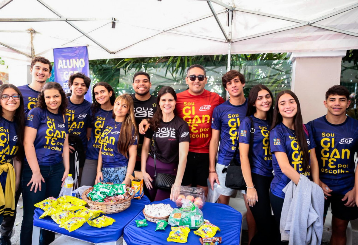Alunos do GGE com o diretor da unidade Parnamirim, Adriano Oliveira, e a psicóloga Manuela Montes  (Crysli Viana/DP foto)