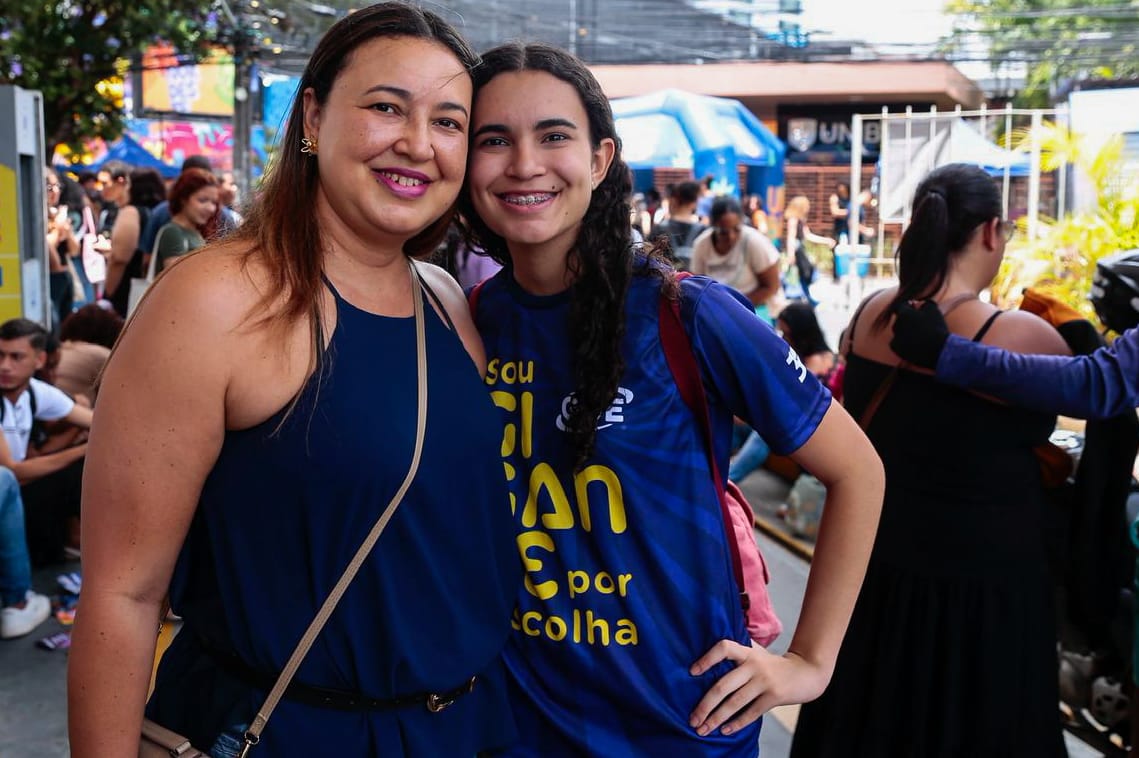 Sofia Andrade com a mãe na Arena GGE (Crysli Viana/DP foto)
