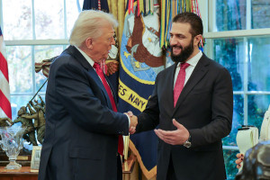 O presidente da Síria, Ahmed al-Sharaa (à esquerda), reunindo-se com o presidente dos EUA, Donald Trump, na Casa Branca, em Washington, D.C