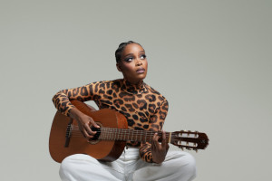 Cantora franco-camaronesa Irma faz sua estreia no Recife