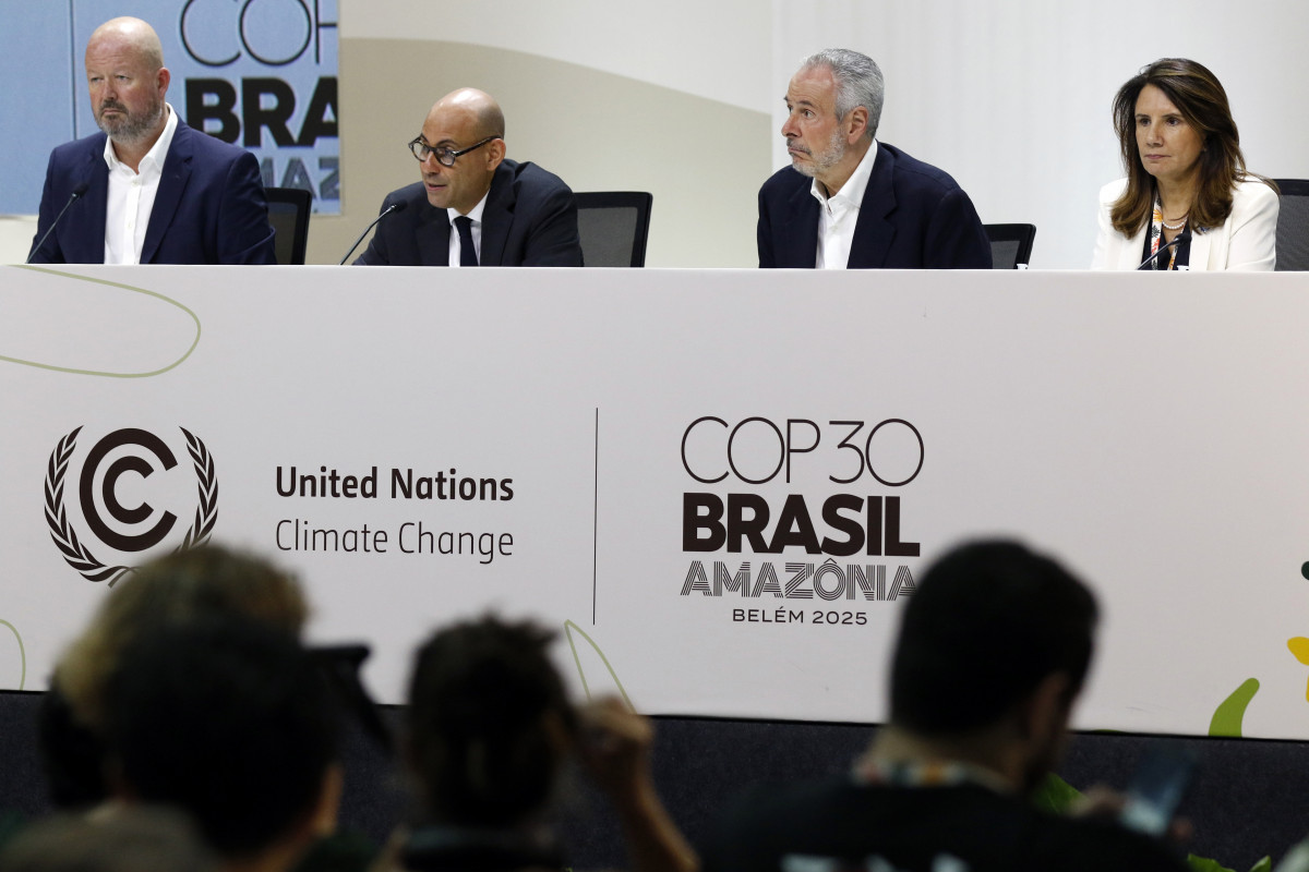 O Secretário Executivo da Convenção-Quadro das Nações Unidas sobre Mudança do Clima (UNFCCC), Simon Stiell, o presidente da COP30, embaixador André Corrêa do Lago, e a CEO da COP30, Ana Toni, durante coletiva de imprensa após a abertura da COP30/ Bruno Peres/Agência Brasil