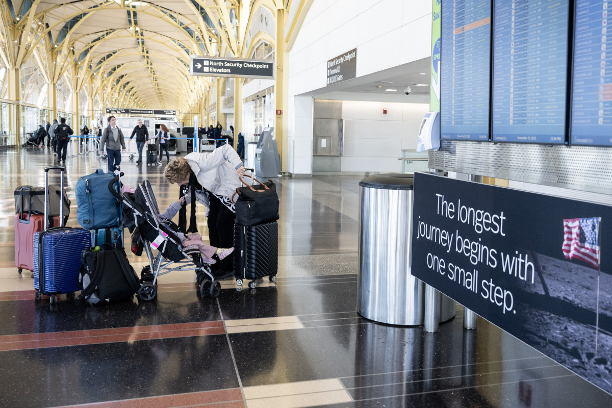 O acordo entre senadores democratas e republicanos, apenas o primeiro passo para interromper a paralisação, ocorreu enquanto as autoridades alertavam que as viagens aéreas nos EUA poderiam em breve "diminuir drasticamente", com milhares de voos cancelados ou atrasados ??durante o fim de semana. (Foto de ANDREW CABALLERO-REYNOLDS / AFP) ( AFP)