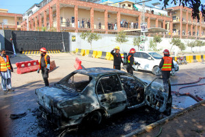 Bombeiros combatem um carro no local de um atentado suicida em Islamabad, em 11 de novembro de 2025. Um atentado suicida em frente a prédios do tribunal distrital em uma área residencial da capital paquistanesa matou 12 pessoas e feriu 27 em 11 de novembro, informou o ministro do Interior. (Foto: AFP)