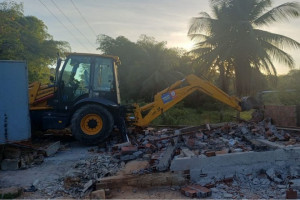 Homem denuncia derrubada de casa e muro de alvenaria pela prefeitura
