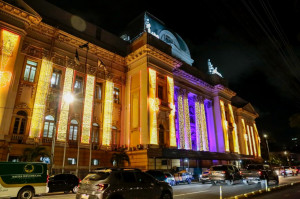 Palácio do TJPE é iluminado com decoração natalina