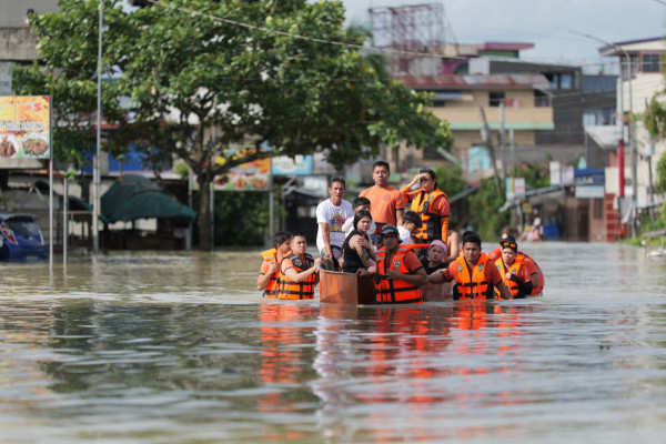 Equipes de resgate puxam um bote inflável carregado de moradores durante uma evacuação forçada em uma vila na cidade de Tuguegarao, província de Cagayan, ao norte de Manila, em 11 de novembro de 2025, enquanto as águas da enchente continuam a inundar casas devido às fortes chuvas provocadas pelo supertufão Fung-wong. (Foto de John Dimain / AFP) ( AFP)