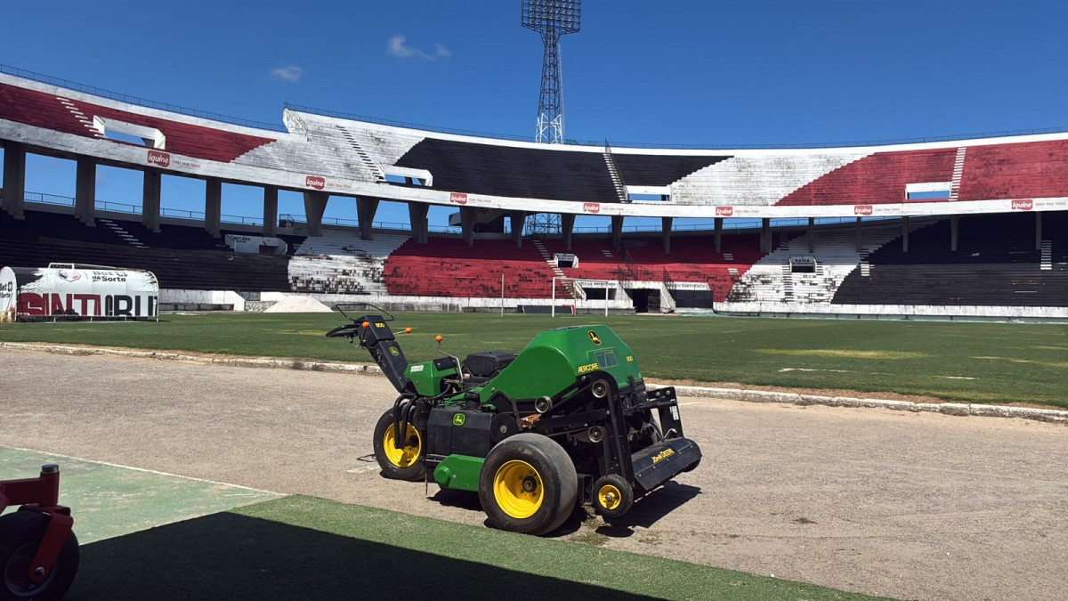 Recuperação do gramado do Arruda, casa do Santa Cruz/Divulgação/SCFC