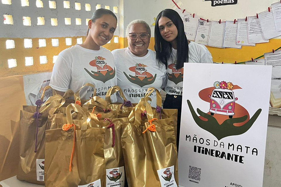 Material produzido pelas beneficiárias são vendidos em feiras de artesanato (DIVULGAÇÃO/ASSOCIAÇÃO MÃOS DA MATA)