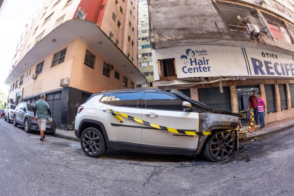 Incêndio atinge um carro próximo ao Cinema São Luiz, no Centro do Recife
 (Fotos: Rafael Vieira)