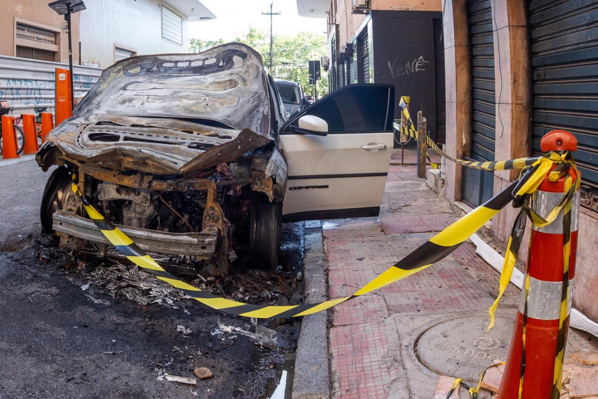 Incêndio atinge um carro próximo ao Cinema São Luiz, no Centro do Recife
 (Fotos: Rafael Vieira)