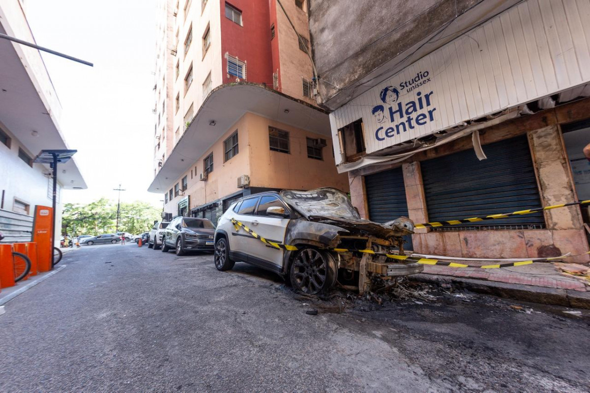 Incêndio atinge um carro próximo ao Cinema São Luiz, no Centro do Recife
 (Fotos: Rafael Vieira)