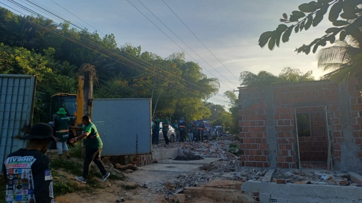 Homem denuncia derrubada de casa e muro de alvenaria pela prefeitura (Cortesia)