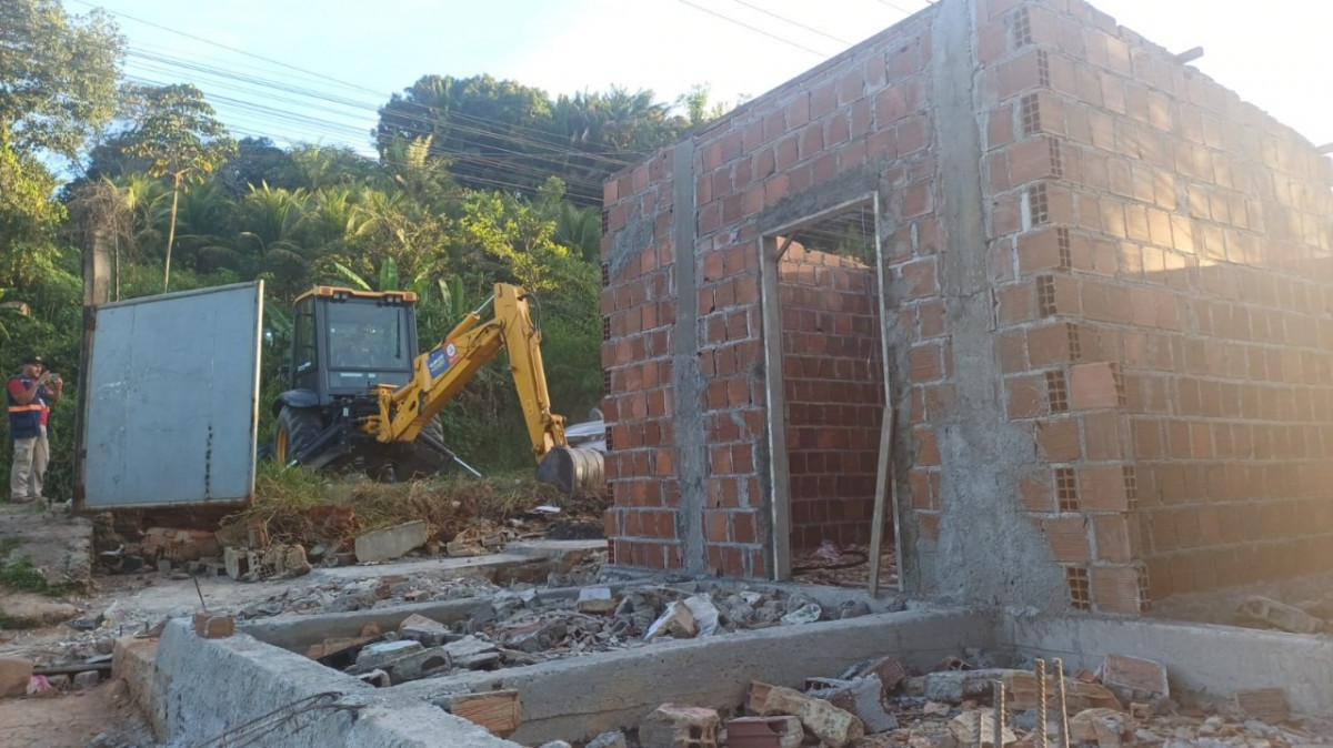 Homem denuncia derrubada de casa e muro de alvenaria pela prefeitura (Cortesia)