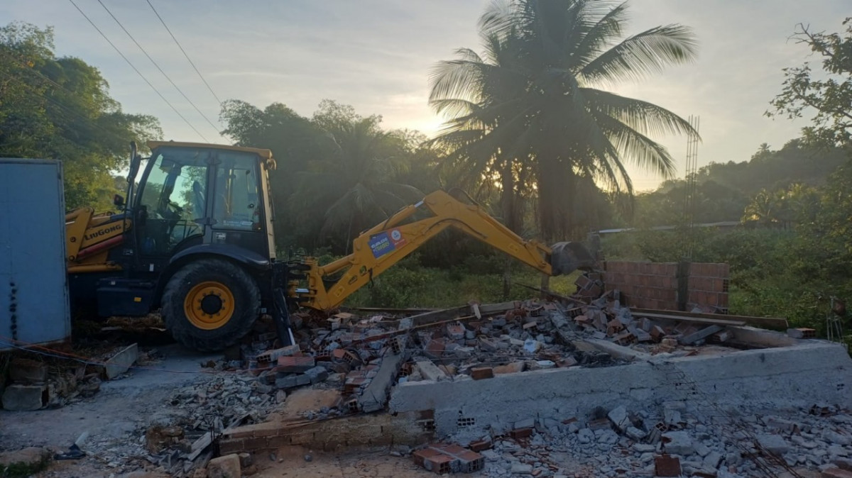 Homem denuncia derrubada de casa e muro de alvenaria pela prefeitura (Cortesia)