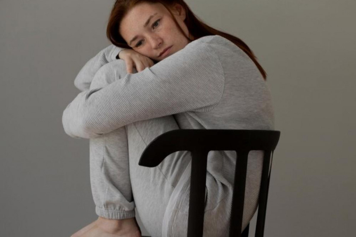 Falta de apoio familiar e sedentarismo aumentam casos de ansiedade entre jovens /Foto: Freepik