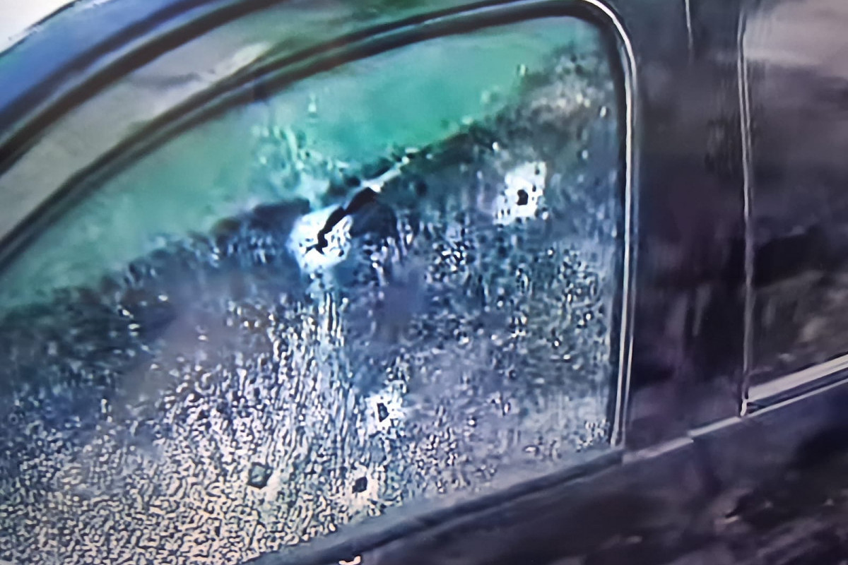 Vidro de carro de vítimas ficou marcado por balas/Redes Sociais 