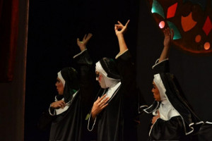 Peça retrata os bastidores de um convento nada convencional