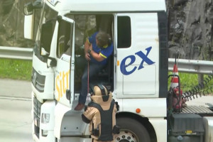 O motorista relatou ter sido assaltado e sequestrado por três homens que tentaram roubar a carga