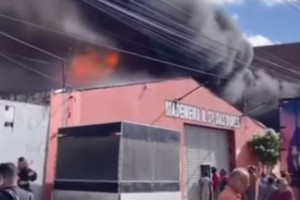 Bombeiros combateram fogo em madeireira, em Santa Cruz do Capibaribe, no Agreste 