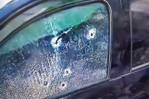 Vidro de carro de vítimas ficou marcado por balas