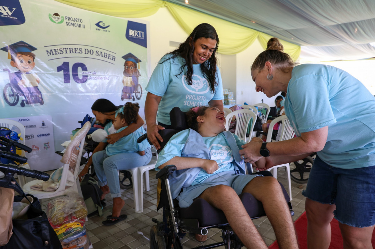 Crislene Feitosa e sua filha, Jayane Cristine, uma das primeiras crianças diagnosticadas com a Síndrome Congênita do Zika Vírus/Foto: Cristiana Dias / FAV