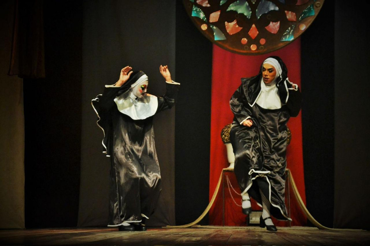 Peça retrata os bastidores de um convento nada convencional (Divulgação)