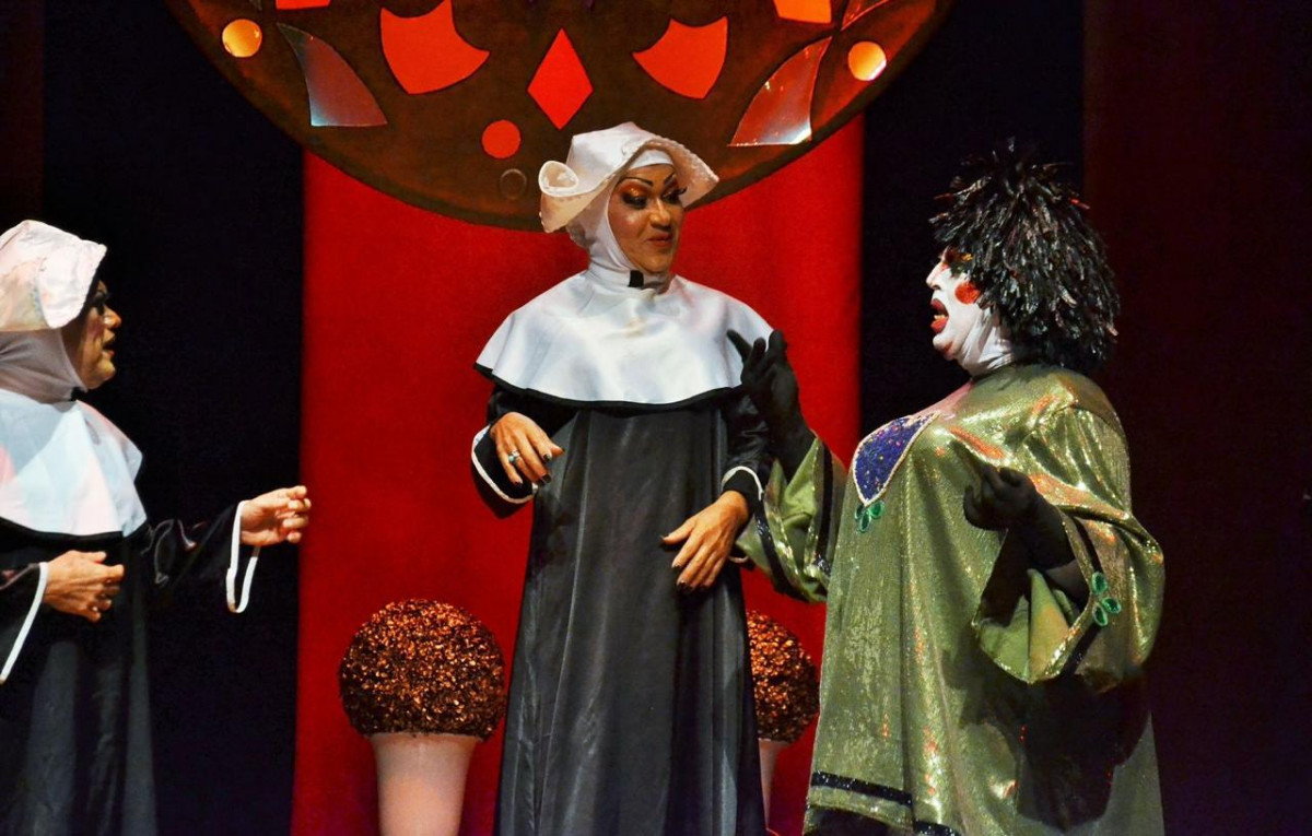 Peça retrata os bastidores de um convento nada convencional (Divulgação)