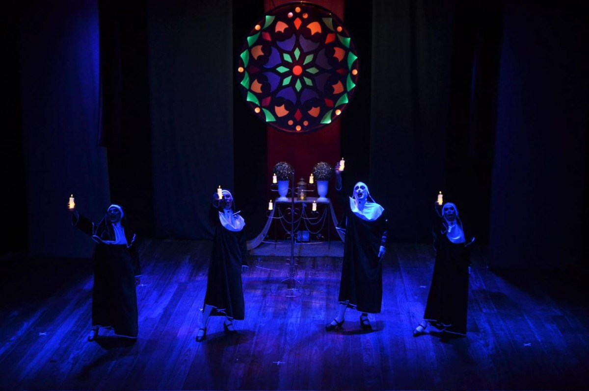 Peça retrata os bastidores de um convento nada convencional (Divulgação)