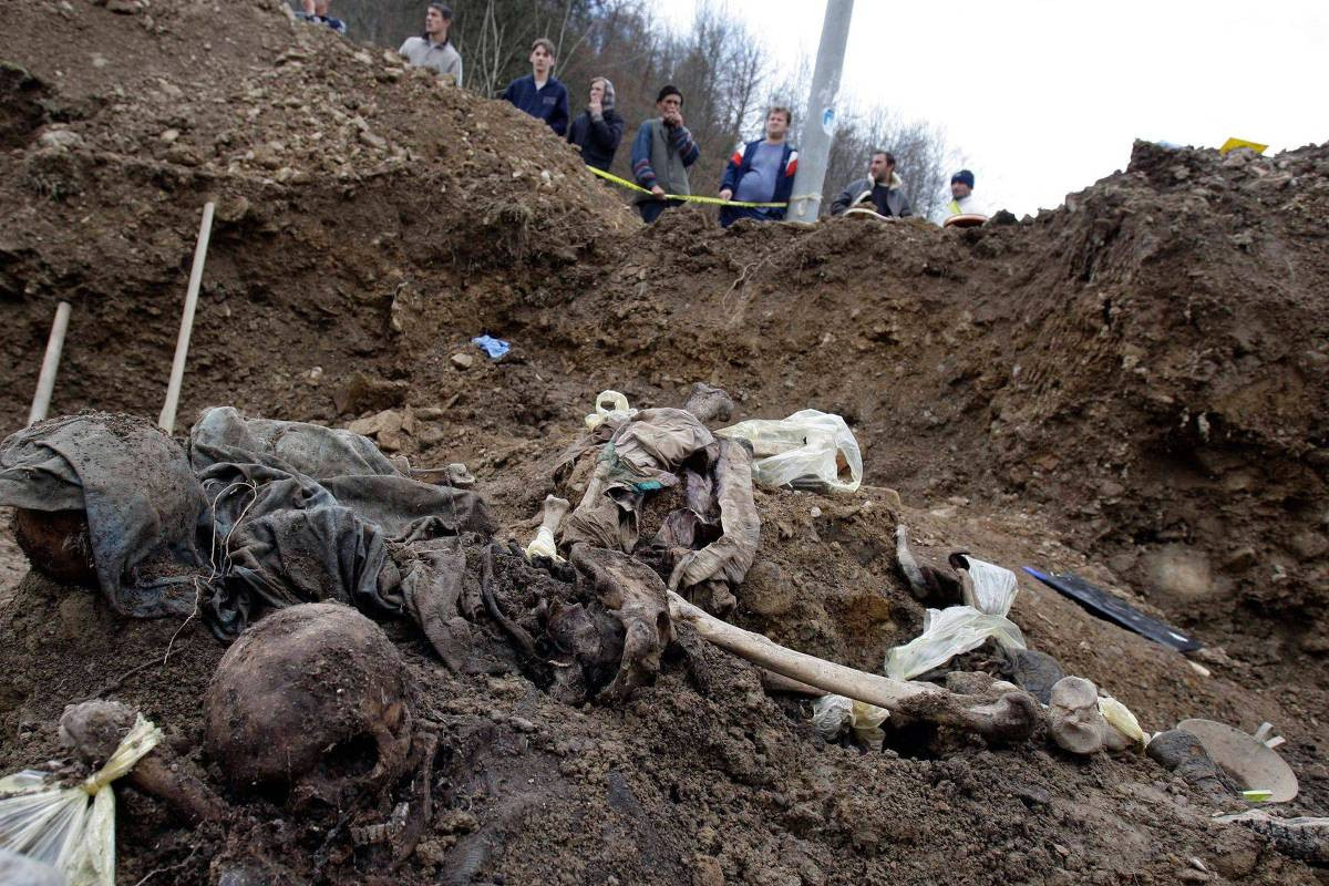 Restos mortais em vala comum encontrada em 2010 próxima ao vilarejo de Cerska, na Bósnia e Herzegovina/AFP