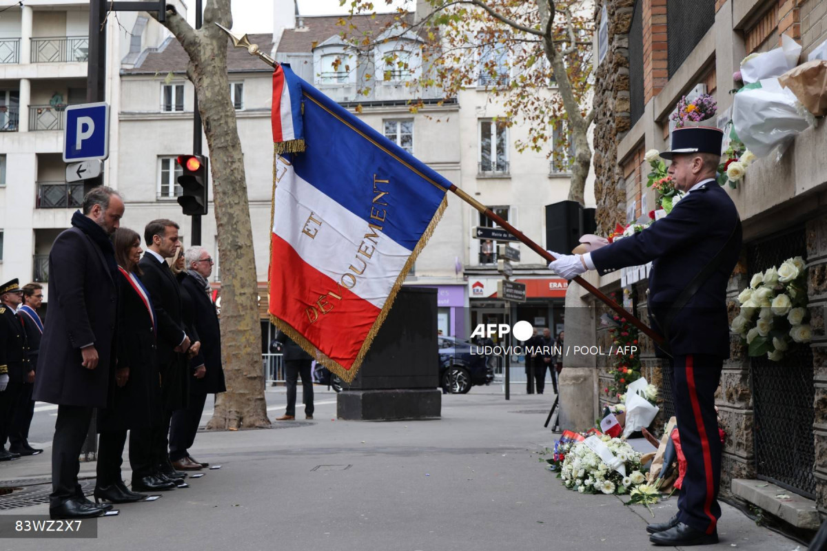 Cerimônias em Paris marcaram uma década desde os ataques terroristas de 13 de novembro de 2015, nos quais 130 civis foram mortos. (Foto de Ludovic MARIN / POOL / AFP) ( AFP)