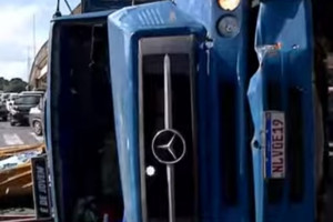 Caminhão tombou na PE-15 e espalhou carga de espelhos quebrados pela pista 